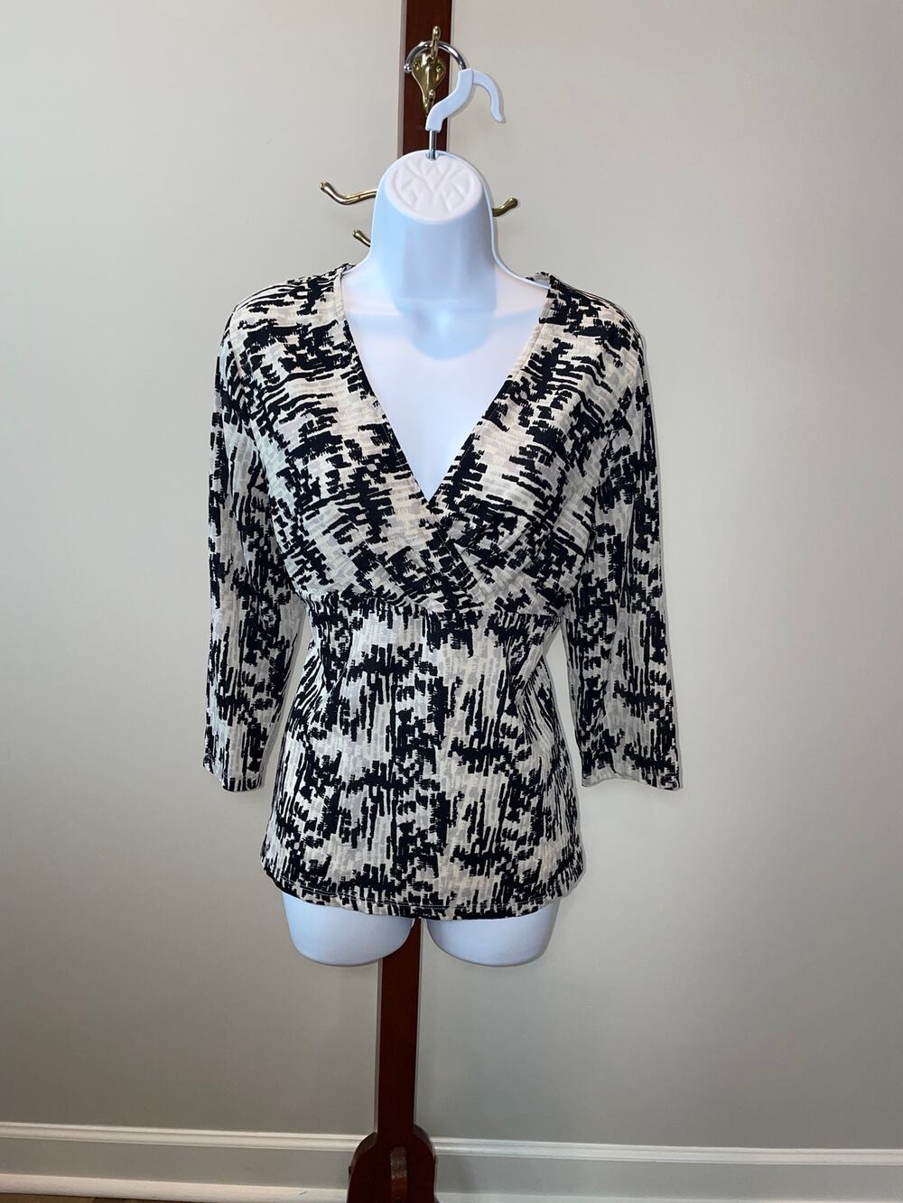 Ann Taylor Black White Gray Patterned Top Size L V Neck